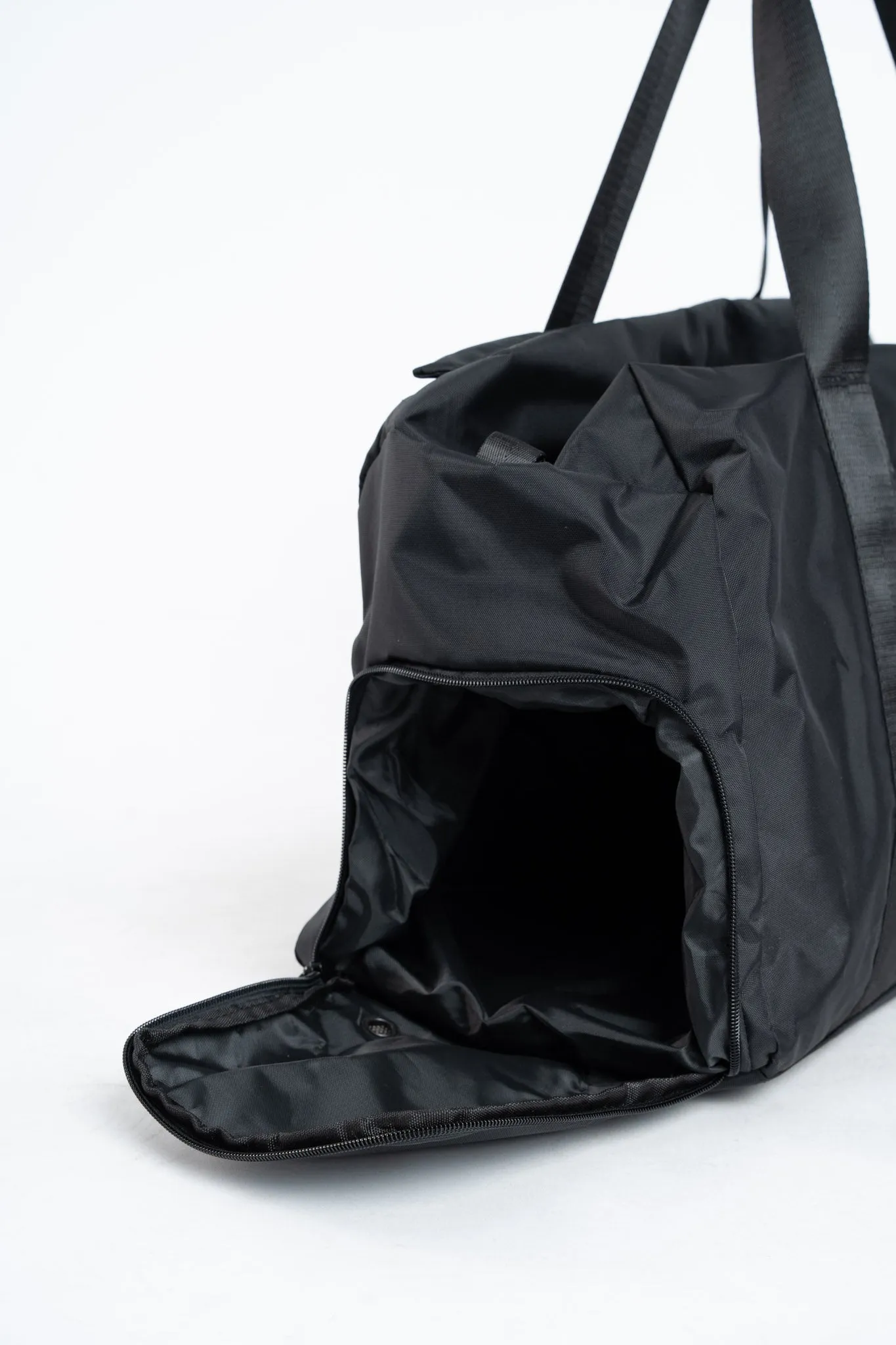 Sure! Here’s an optimized title for the product:

Spacious Heavy-Duty Duffel Bag - Durable and Versatile Travel Companion